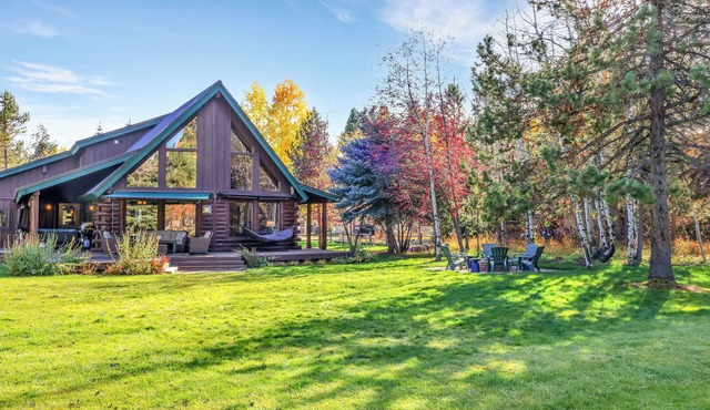McCall A-Frame on Golf Course, 5 Minutes from Town + Huge Yard, Hot Tub & 7 Beds