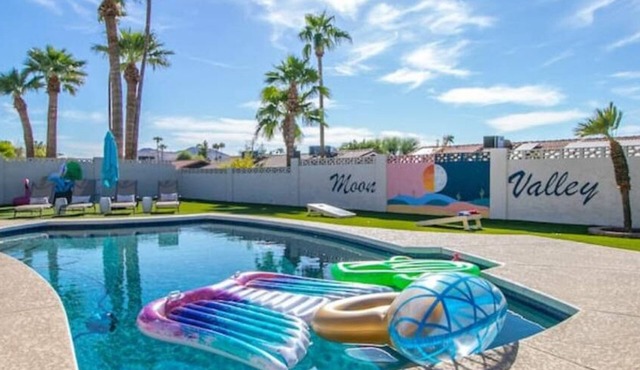 MidCentury Luxe+HeatedPool+OutdoorTV&Games+Mural
