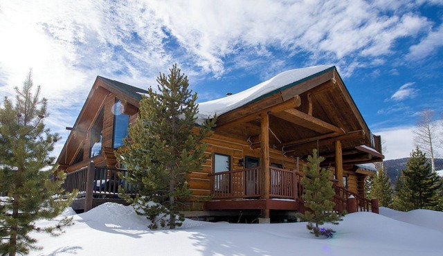 Miles Behind Log Cabin Secluded Log Cabin on 40 Acres pet friendly & hot tub