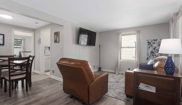 Modern 1 Bedroom Retreat in North Kansas City