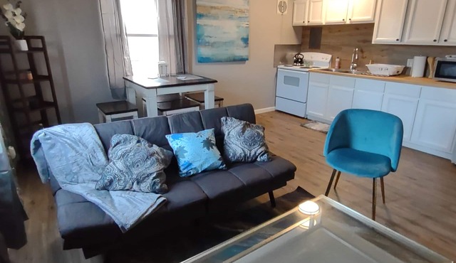 Modern 2BR Apt in Buzzing Midtown CDA