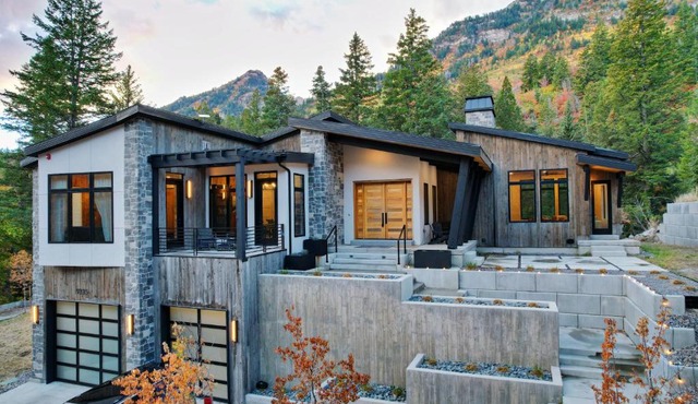 Modern 4BR Mountain Retreat BBQ Outdoor Dining