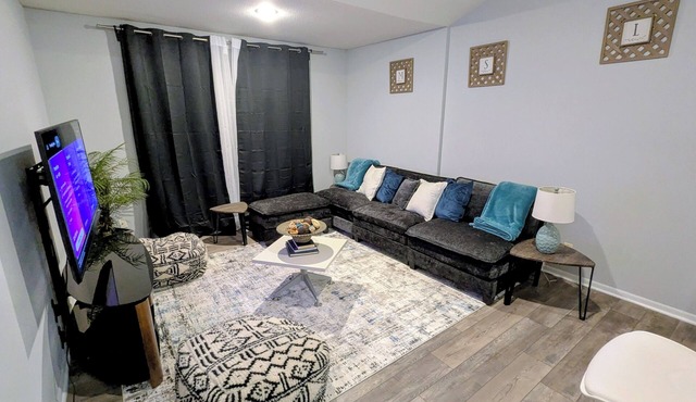 Modern Comfort Retreat. 5mins to Highways, Shopping & Dining!