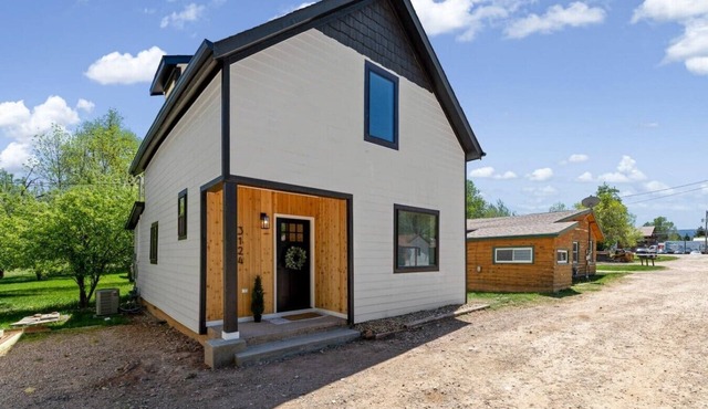 Modern Farmhouse | HotTub + Walk to Crow Peak Brew