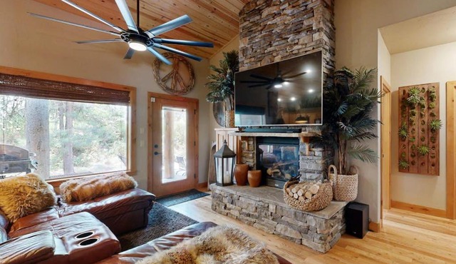 Modern Mountain Cabin 2 Miles to Downtown