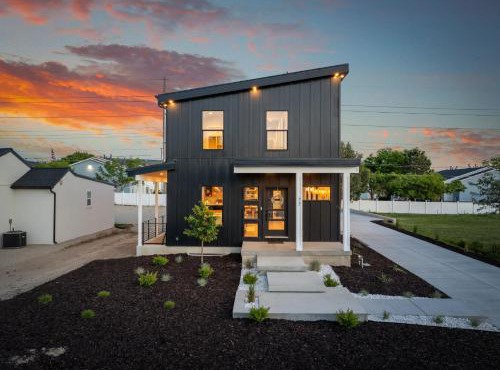 Modern Style Loft Near Canyon RSL and Expo