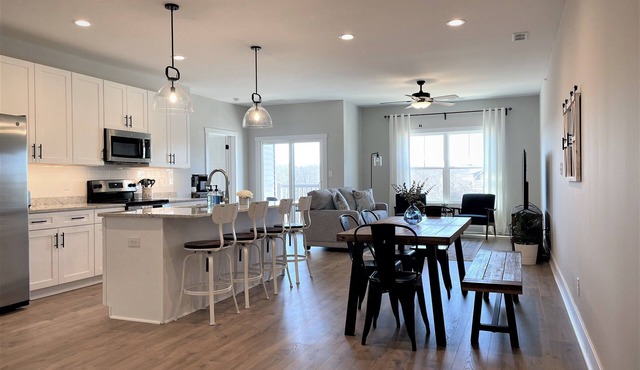 Modern Top-level 2BR/2BA Condo w/Private Balcony in Secured Bldg w/Elevator! in Forest