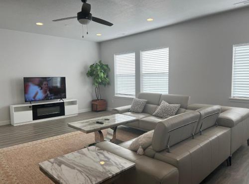 Modern Town House, 3-Bedrooms Home private parking