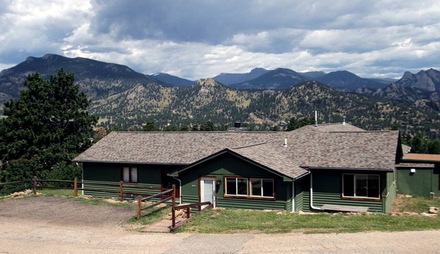 Mountain Cabin with Jacuzzi Perfect for a Relaxing Escape in Colorado