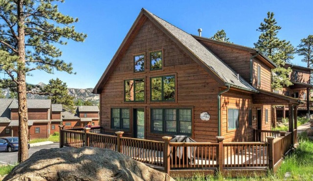 Mountain & Wildlife Views & Hot Tub Access