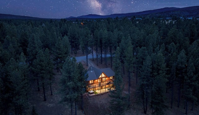 New Cabin! HotTub. On Golf Course. Sleeps 20. Close To All Attractions!