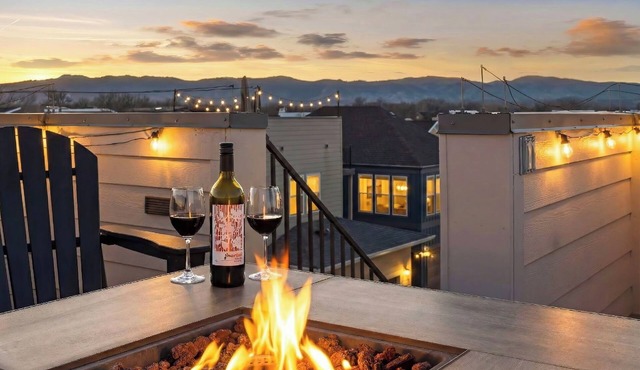 NEW! Walk 2 town Rooftop hot tub 2 King beds Dog friendly Luxury linens