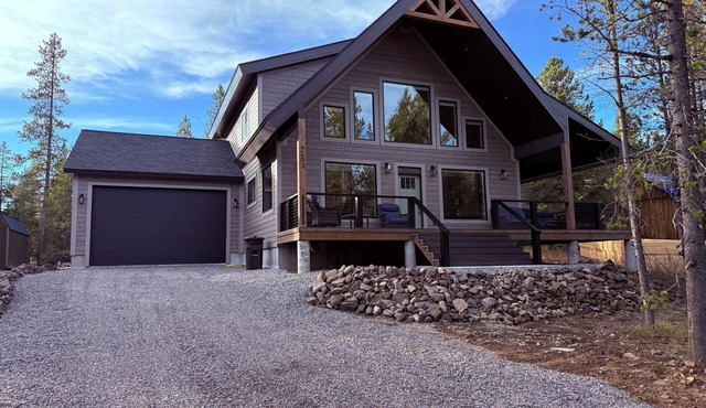 Newly built Porchside Forest Getaway 4-bedroom 3-bath cabin WiFi, AC.