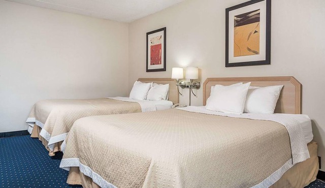 Norwood Inn & Suites La Crosse - Standard 2 Queen Bed Non-Smoking