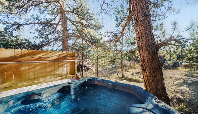 O'Deer Cabin – Dog-Friendly, Walk to Downtown Estes, Private Hot Tub – EV#3241