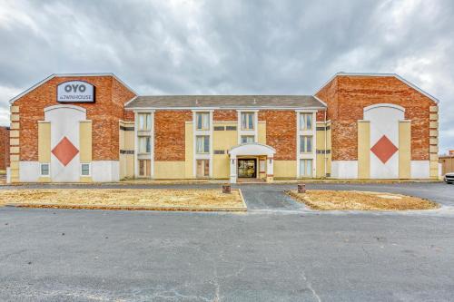 OYO Townhouse Tulsa Woodland Hills