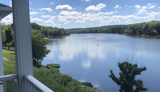 Panoramic riverfront view/King bed/5 min off I-80/Nature trails/Clean and Quiet!