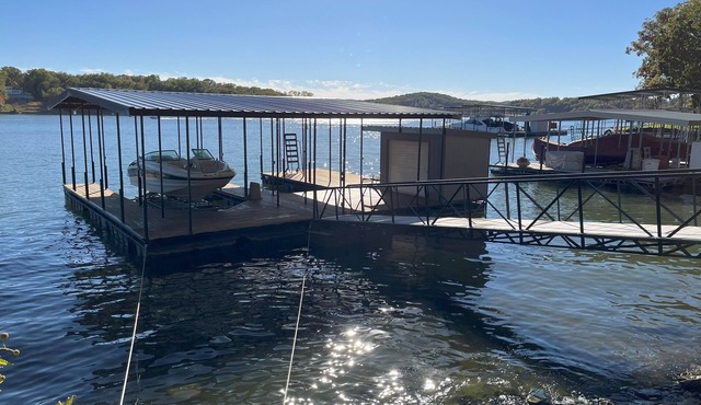 PEACEFUL HOME-4 BEDROOMS, 3 KING BEDS, 4 BATHROOMS, EASY PARKING & A BOAT SLIP!