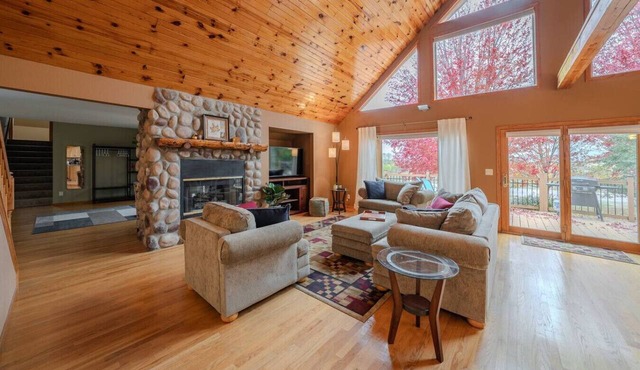 Pinecone Acres Lodge w/Hot Tub - Sleeps 9