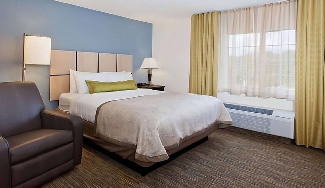 Pleasant Stay! 2 Sleek Units, Kitchen, Parking, Pets Allowed Near Sunset Park!