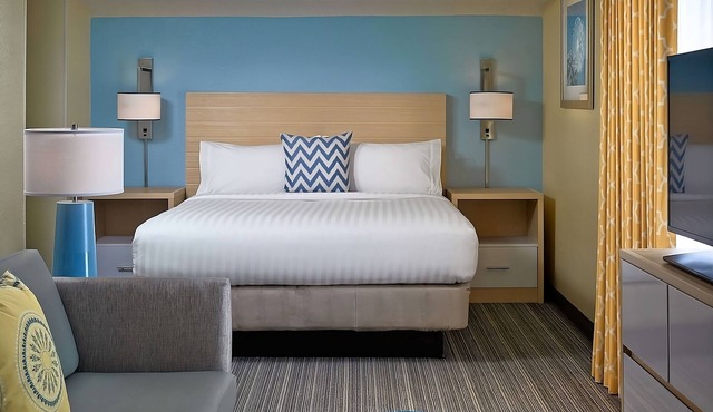 Pleasant Stay, Convenient Location! Onsite Pool, Free Breakfast, Free Parking