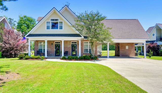 Pool Access + Golf View: 5BR Springfield Home