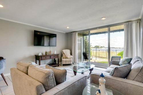 Pool Access + Views: Waterfront Lake Conroe Escape