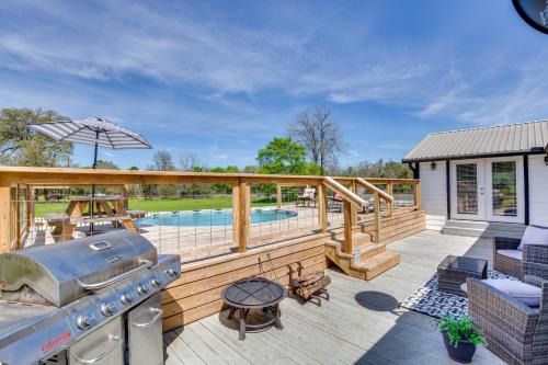 Pool, Grill & Fire Pit: Grapeland Farm Retreat in Grapeland