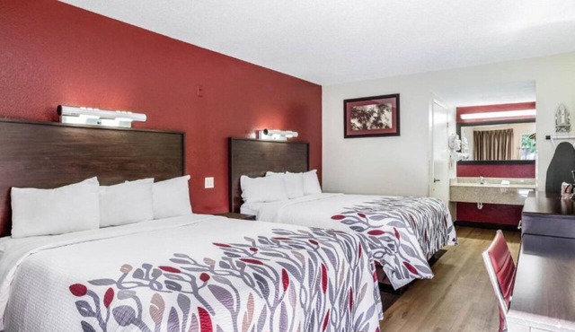 Pool & Gym Stay with Breakfast | 7 mi to Native art and local culture