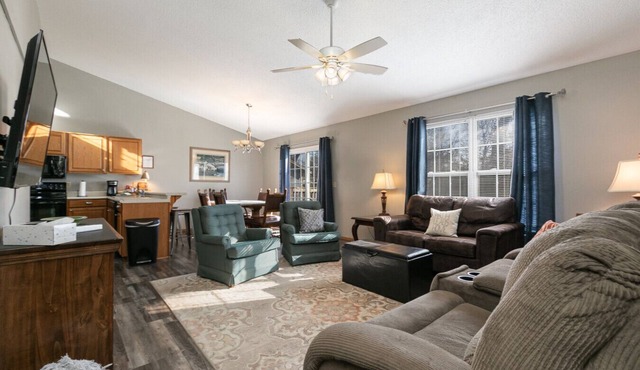 Prime Location Cottage- King Suite