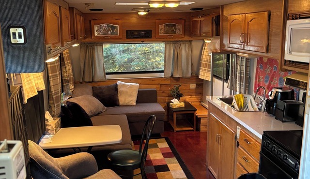 PRIVATE BEACH on a beautiful, small, spring-fed lake. AMAZING VIEWS & SUNSETS! in James River Bridge