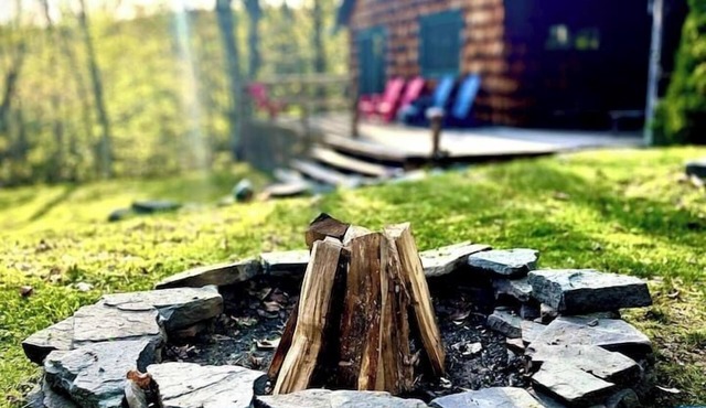 Private Cabin Retreat on 10 Acres! Firepit, custom kitchen, endless green beauty
