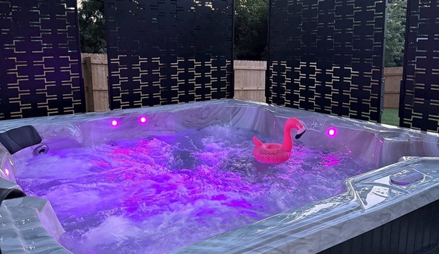 Private hot tub + fire pit + screened in porch with character = your perfect starry nite escape