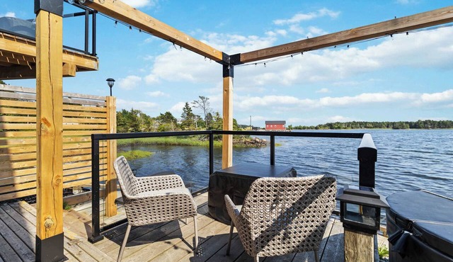 Private Oceanfront Suite, Hot Tub & Fireplace in Lunenburg