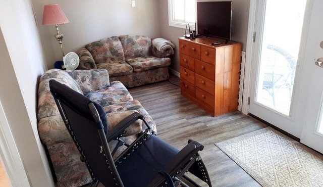 Private Waterfront cottage with sandy beach and gorgeous sunsets in Wolfe island