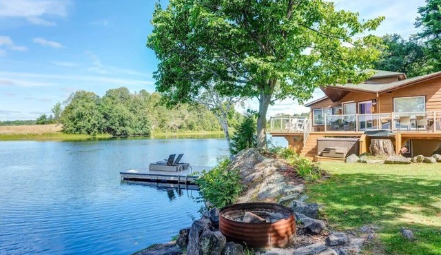 Private waterfront cottage - hot tub & kayaks! in Kingston