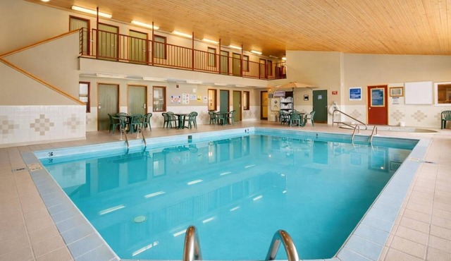 Queen Bed Suite near Roosevelt Park | Free Parking & Year-Round Pool Access!