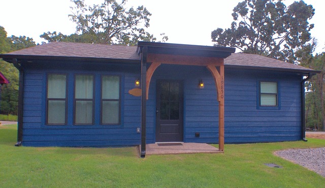 Quiet cabin, hot tub, firepit, no pet fee, MAX 4 person occ