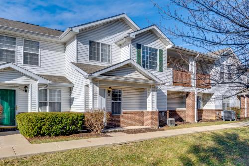 Quiet + Convenient! 2-Story Townhouse in NW Indy