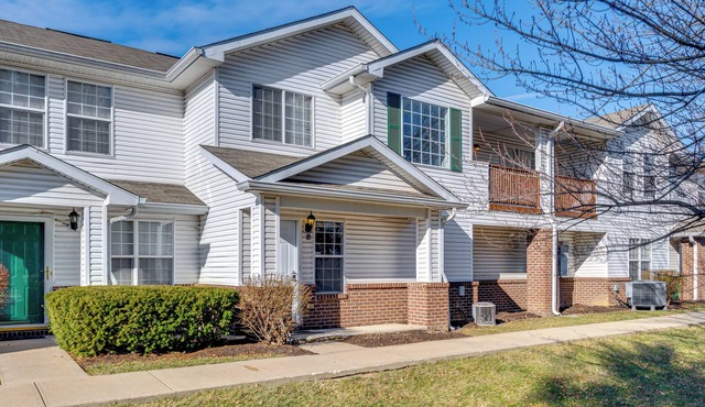 Quiet + Convenient! 2-Story Townhouse in NW Indy