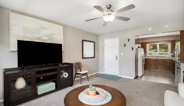 Quiet Retreat Near Arena & Fun Plex Fast WiFi, Parking