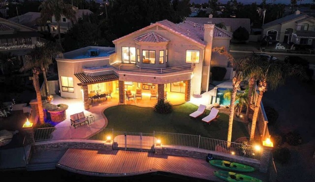Rare Lakefront Escape | Pool, Spa & Kayaks