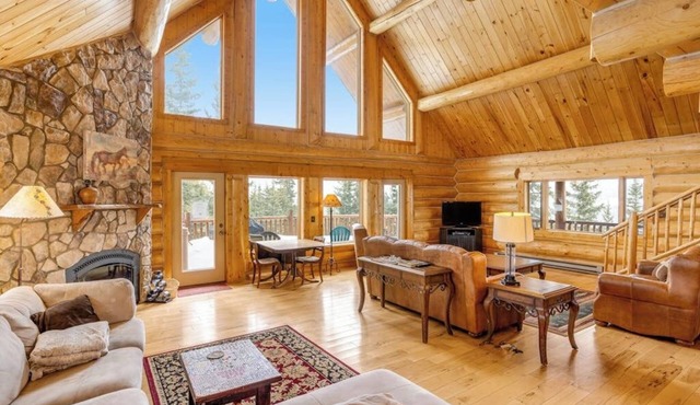 Rare mountain-view log home with hot tub, fireplace & WiFi - near Breckenridge