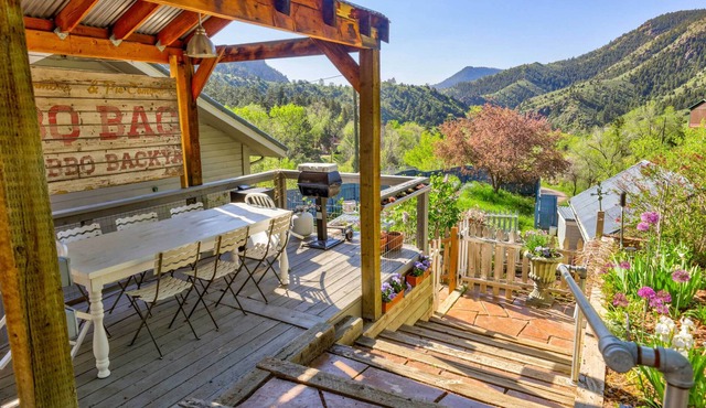 Red Rocks Chalet w/ Dream Kitchen: Extended Stays
