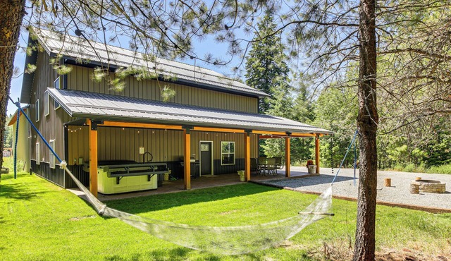 Relax, Reconnect & Explore: Modern Idaho House!