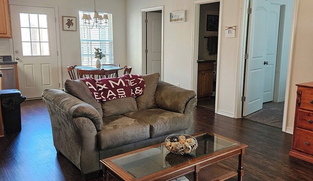 Relax & Unwind at This Charming West Mobile Getaway! 2BR/2BA Guesthouse Retreat!