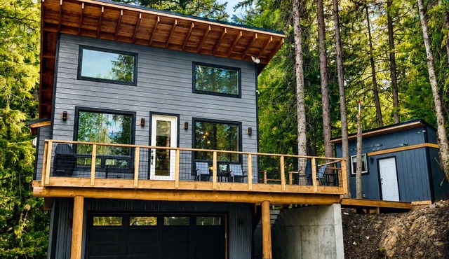 Relax & Unwind: Hot Tub, Hiking Trails, 3 Minutes to Village!