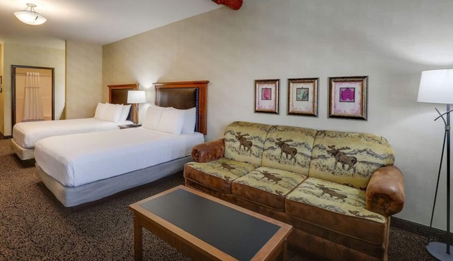 Relaxation in Heated Pool & Whirlpool Suites in Historic Area | Near 3rd street