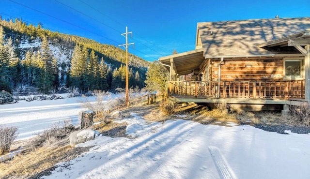 Relaxing riverfront cabin w/river & mountain view, wraparound deck, and firepit