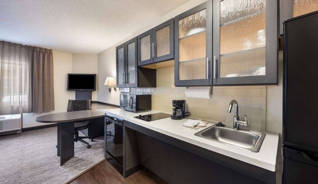 Relaxing Studio w/Fully-equipped Kitchen! Pets Allowed, BBQ Facilities, Parking